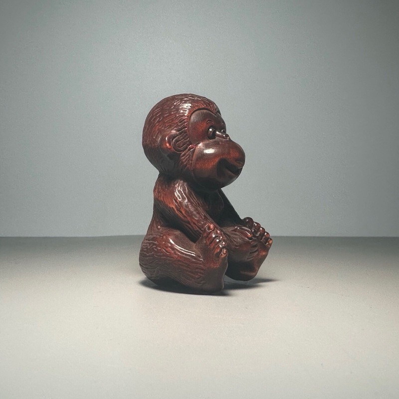 Phone Accessories Market - Figura de mono tallada en madera